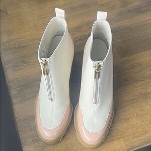 Sorel Brex White/Pink Ankle Boots. Excellent condition. Size 8.5